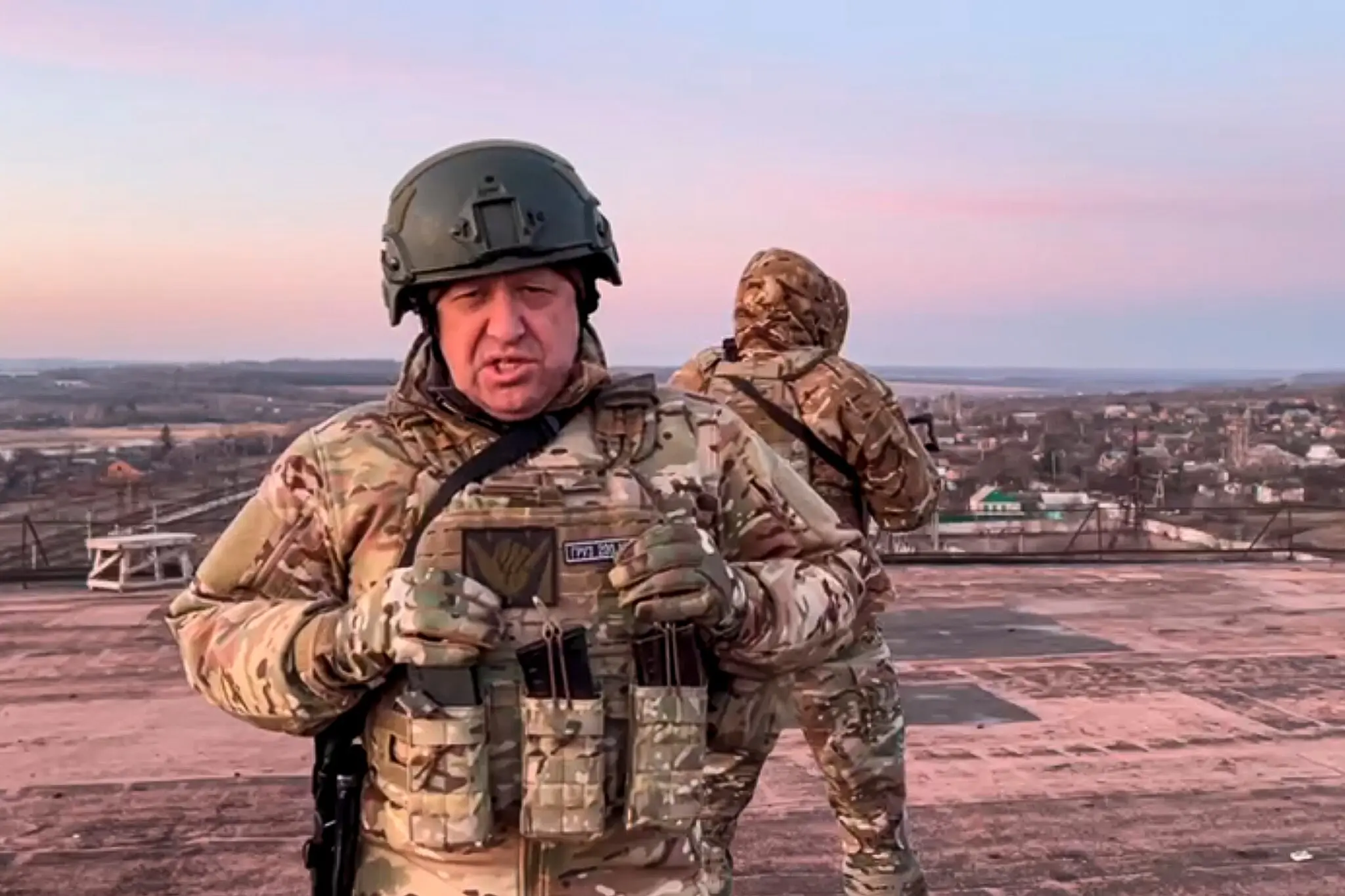 На зображенні, оприлюдненому прес-службою Євгена В. Пригожина, описано, як він зображений із бійцями Вагнера в Бахмуті, Україна, у березні